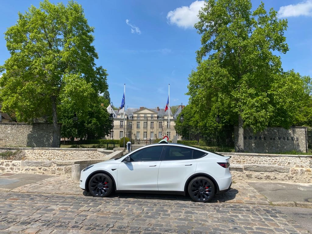 Taxi Instant Car au Mesnil-Saint-Denis devant l’hôtel de ville – taxi pour gares et aéroports dans les Yvelines