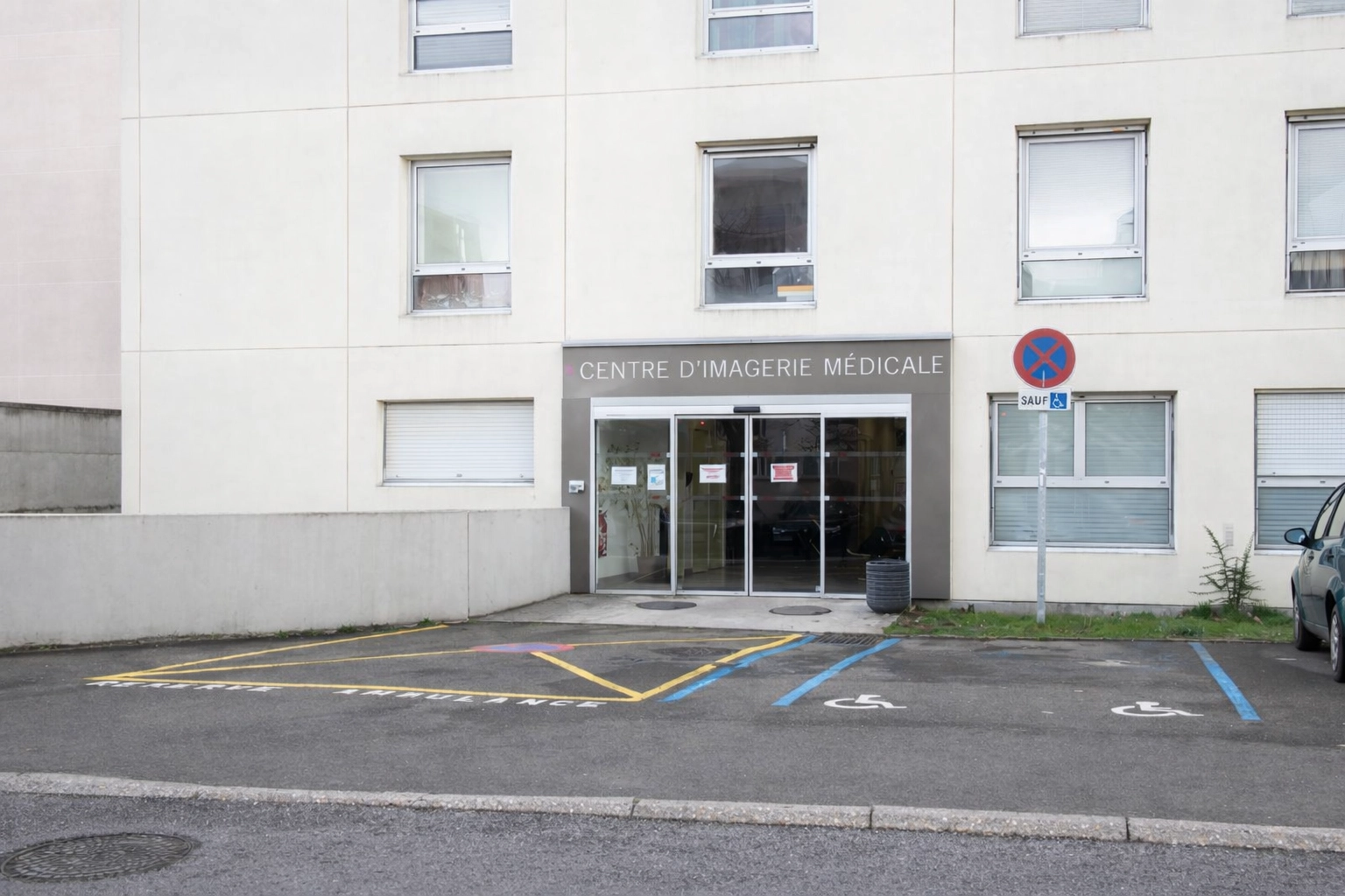 Entrée du centre d’imagerie médicale Les Pyramides à Maurepas, accessible en transport assis professionnalisé conventionné Assurance Maladie